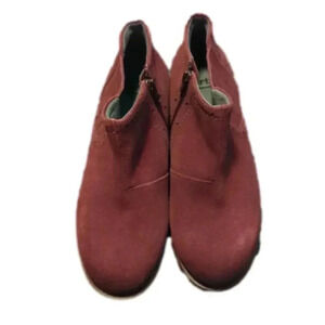 Earth origins leather perforated ankle boots size 7 M